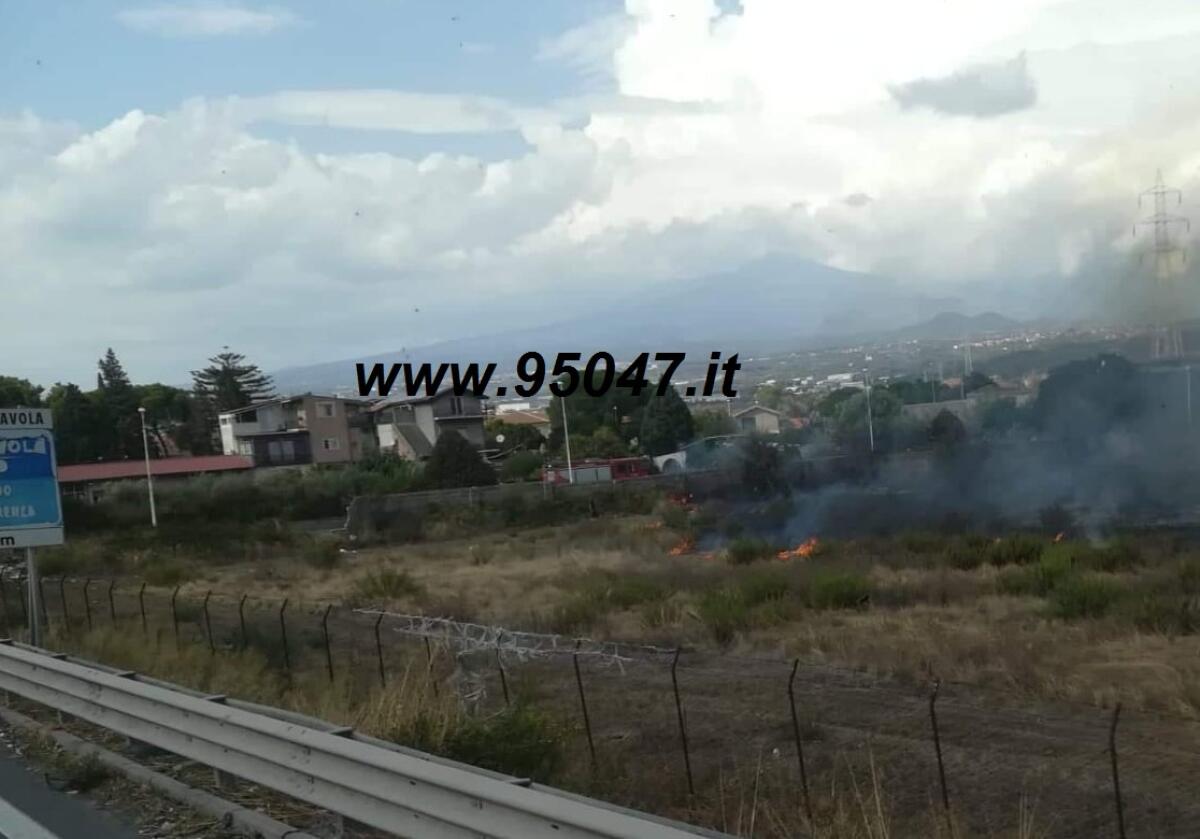 VASTO INCENDIO DI STERPAGLIE VICINO LA SUPERSTRADA 121 - 