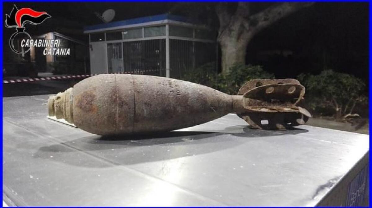 PATERNÒ, LASCIA RESIDUATO BELLICO AL DISTRIBUTORE DI BENZINA E ANNUNCIA L'ESPLOSIONE - 