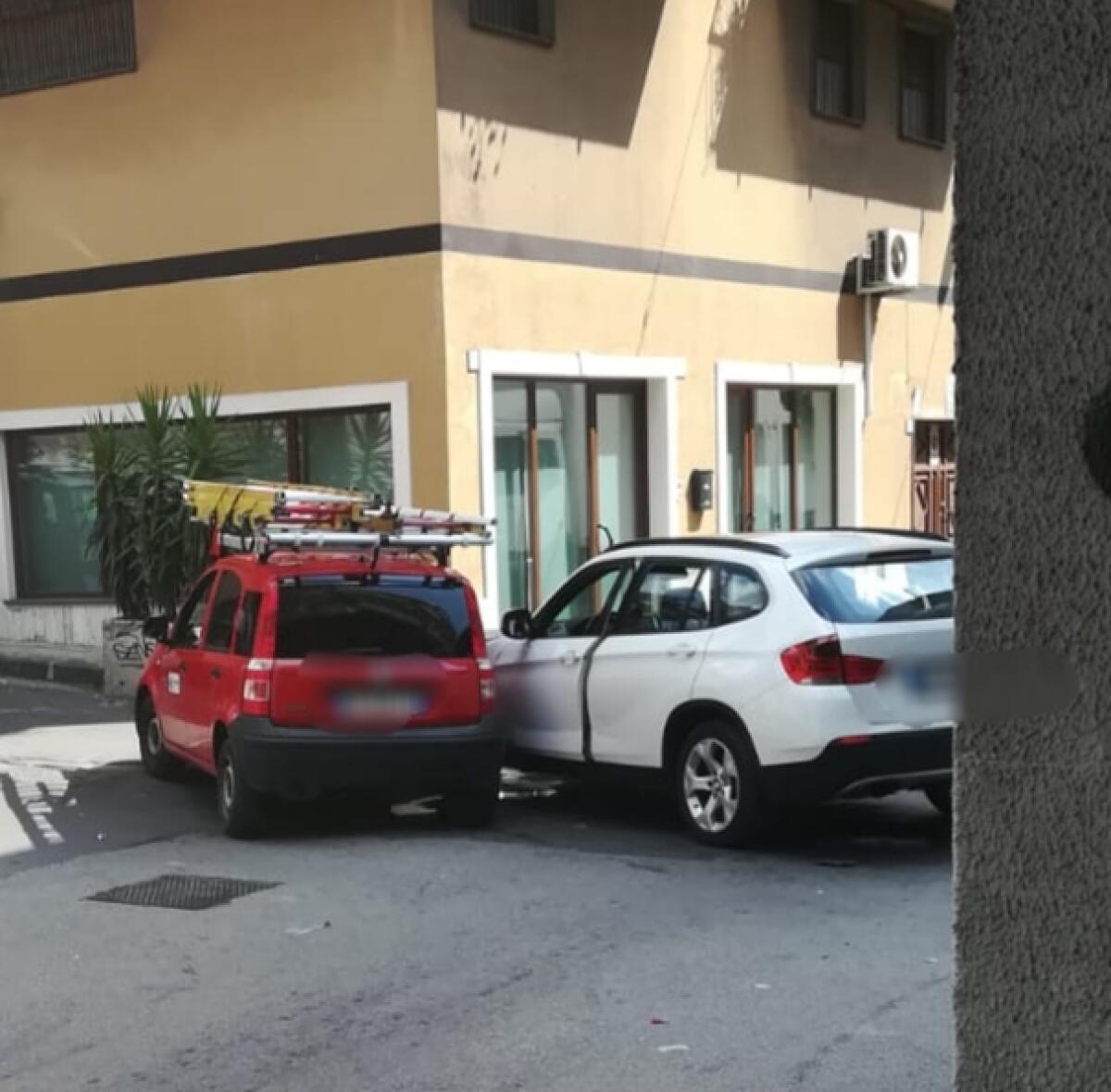 PATERNO': INCIDENTE IN VIA CANONICO RENNA - 