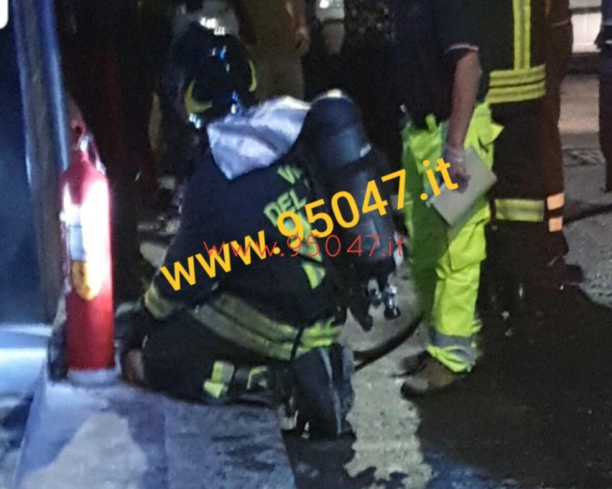 PATERNO': IN FIAMME CONTATORI DI UN PALAZZO, PAURA ED UNA DONNA INTOSSICATA - 