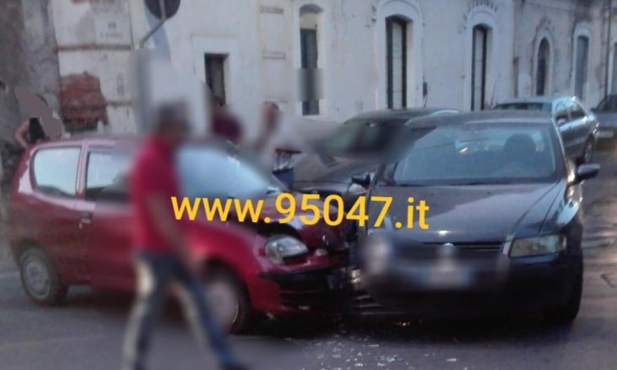 PATERNO': INCIDENTE ALL'INCROCIO IN PIENO CENTRO - 