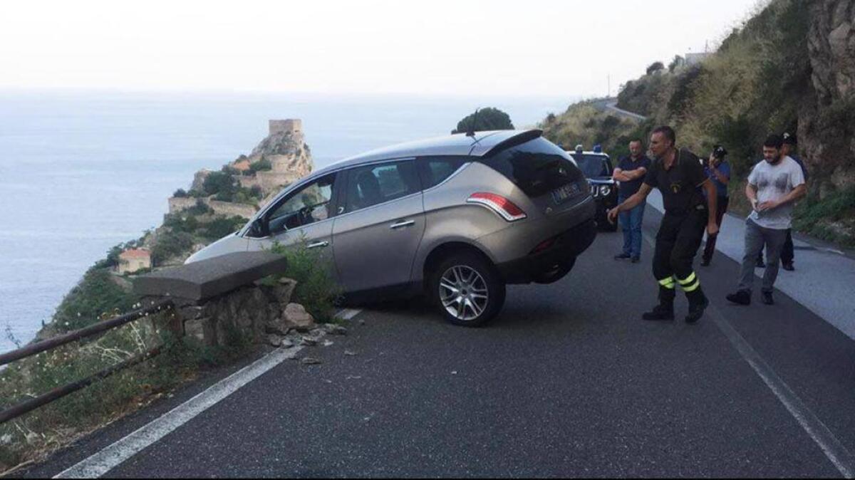 FORZA D'AGRO': AUTO RESTA IN BILICO SUL DIRUPO, SALVO - 