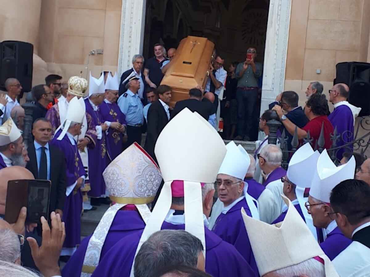 FOLLA COMMOSSA AI FUNERALI DI MONSIGNOR LUIGI BOMMARITO A TERRASINI - 