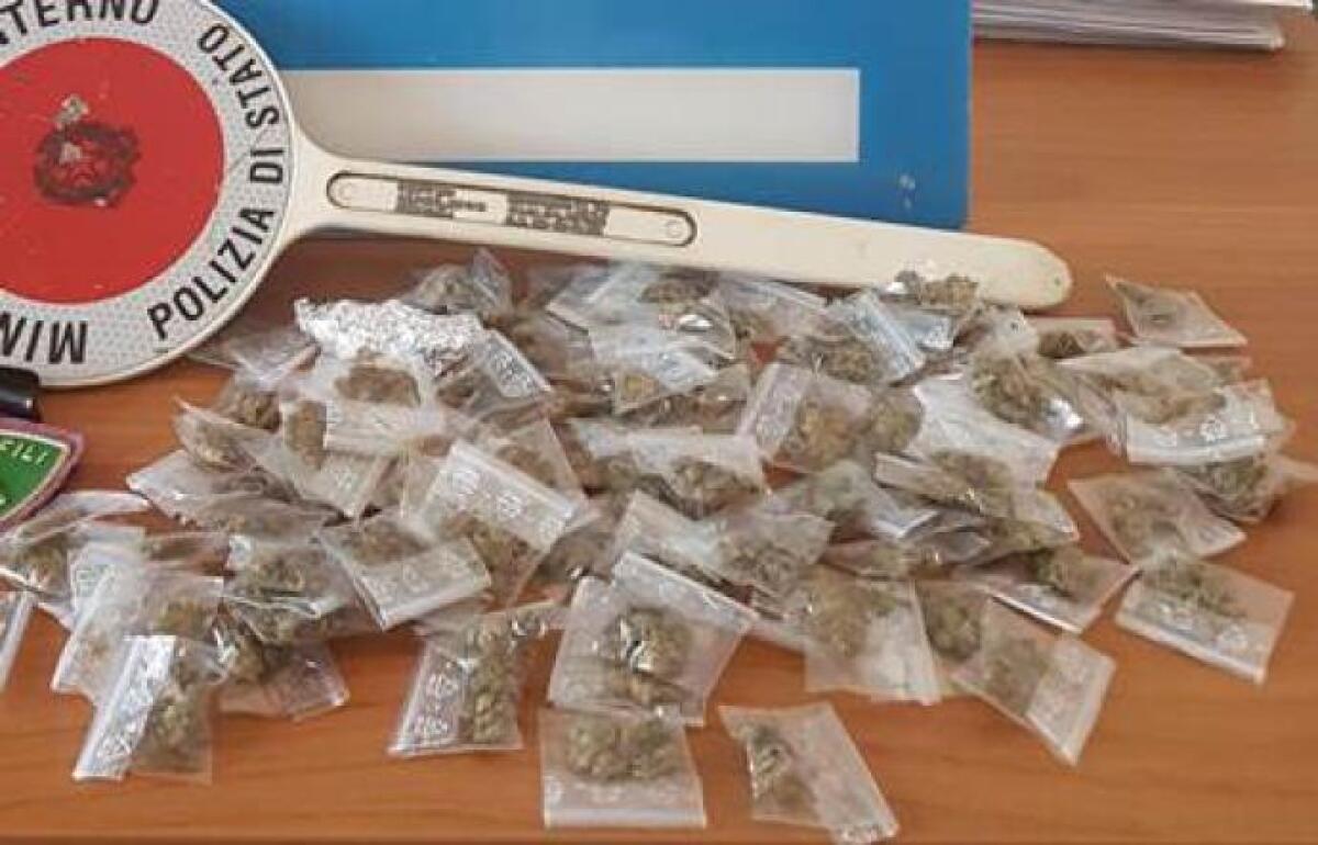 CATANIA: DENUNCIATI DUE SPACCIATORI E SEQUESTRATA A CARICO DI IGNOTI OLTRE 100 STECCHE DI SOSTANZA STUPEFACENTE. - 