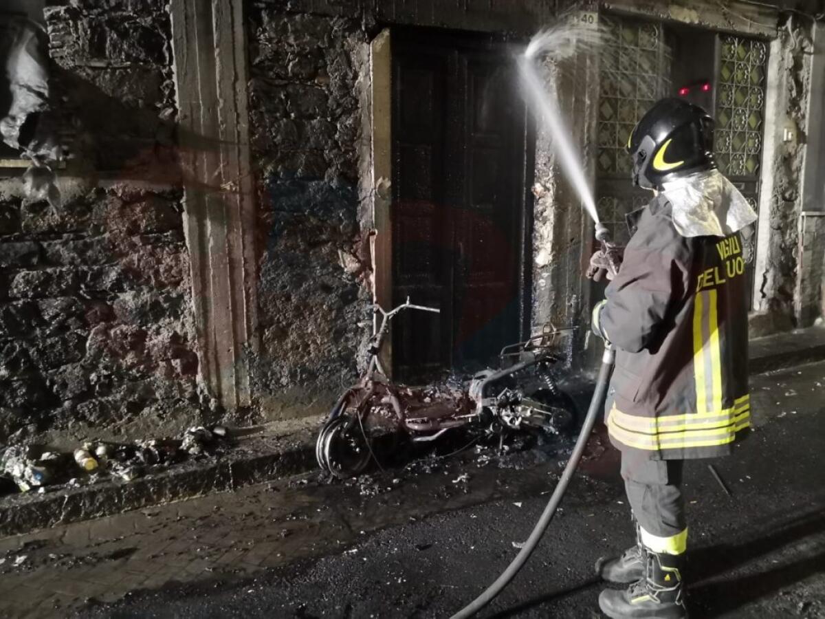 PATERNÒ: BRUCIA UNO SCOOTER NELLA NOTTE, PROBABILE INCENDIO DOLOSO - 