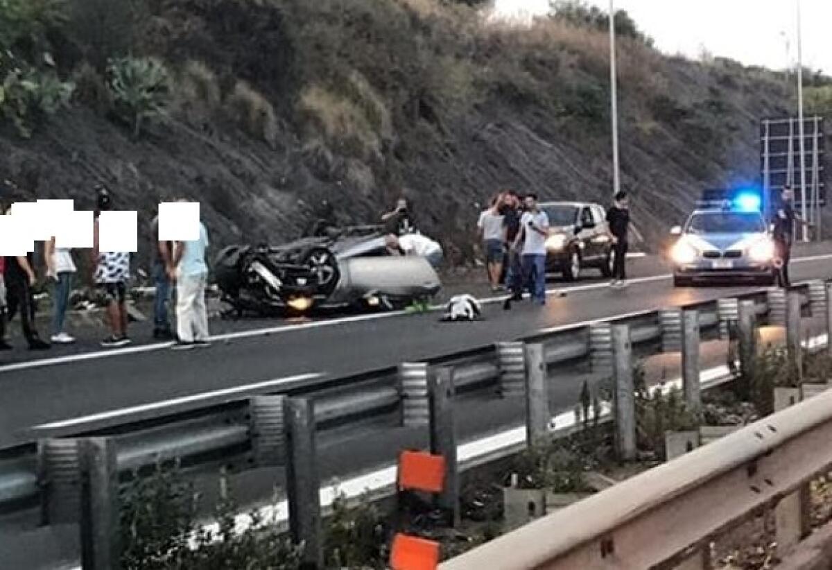 GRAVE INCIDENTE SULLA TANGENZIALE DI CATANIA, AUTO RIBALTATA - 