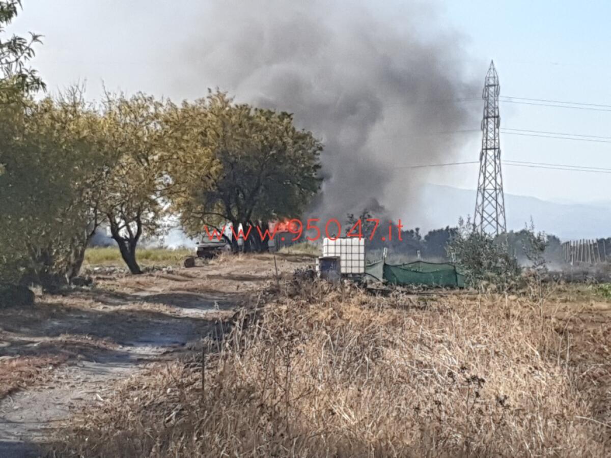 PATERNÒ: AMPIO INCENDIO DI STERPAGLIE A GIACONIA - 