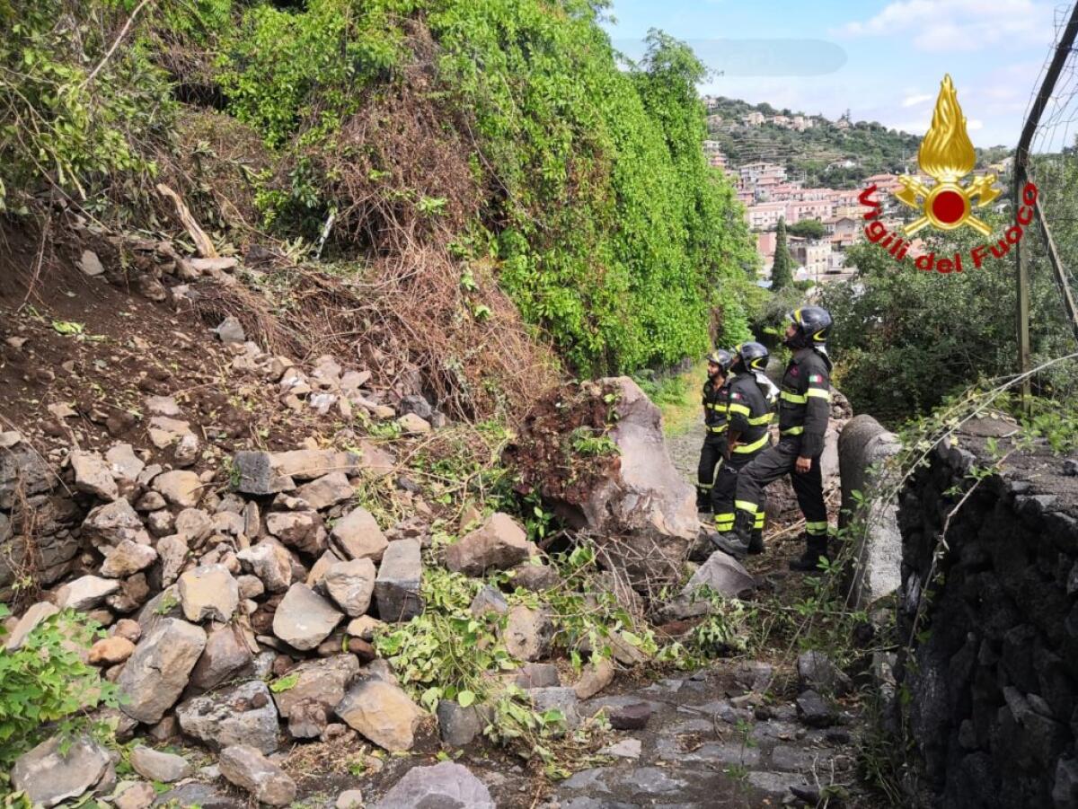 MALTEMPO, CROLLI NELLA TIMPA DI ACIREALE, EVACUATE DIECI PERSONE - 