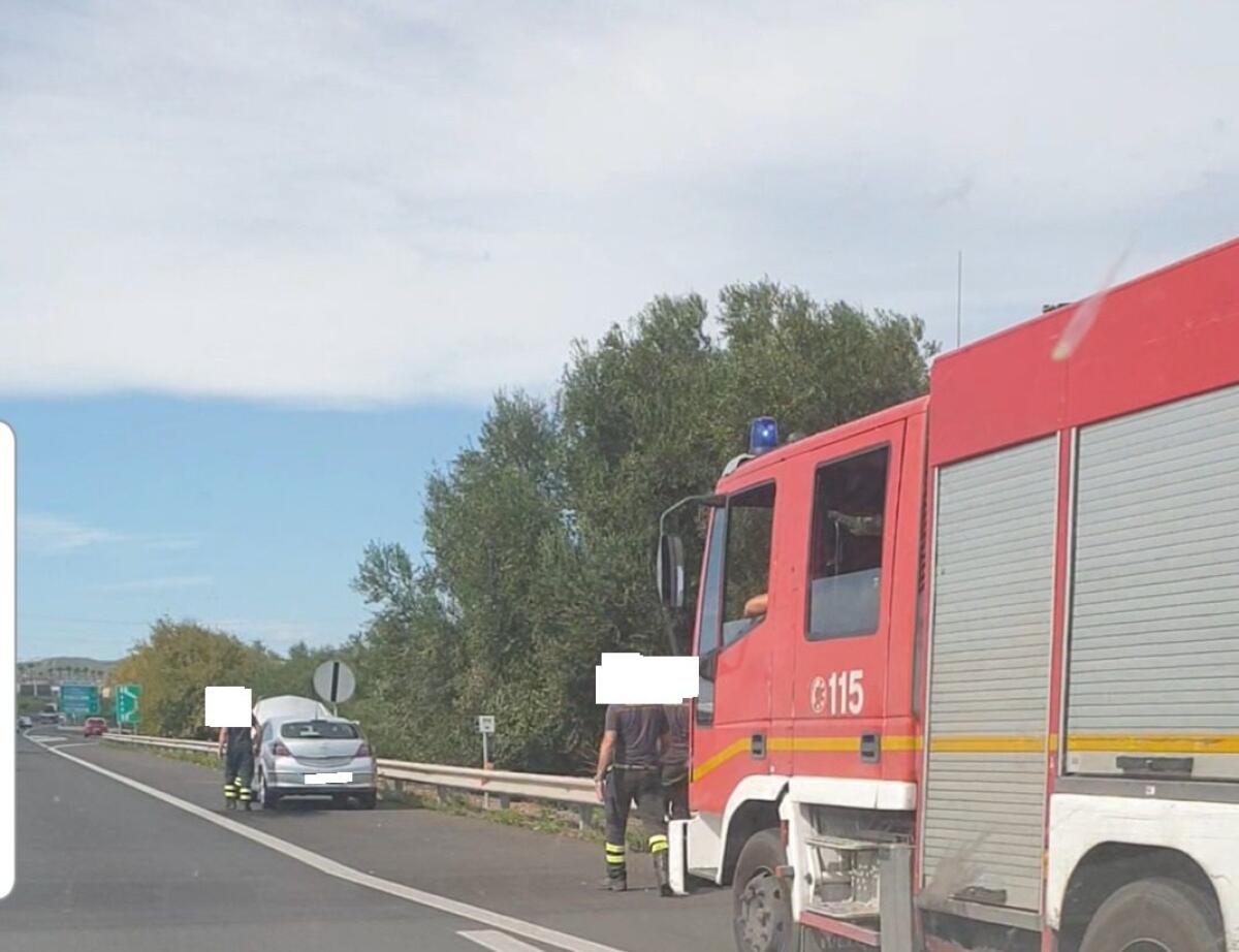 PRINCIPIO DI INCENDIO A UN'AUTO: INTERVENTO DEI VIGILI DEL FUOCO - 