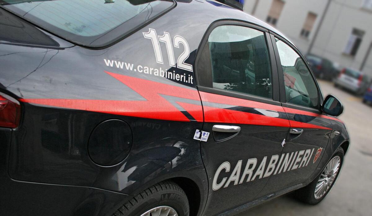 GIARRE, PICCHIA PER STRADA L’EX MOGLIE AGGREDENDO ANCHE I CARABINIERI CON CALCI E PUGNI: ARRESTATO - 