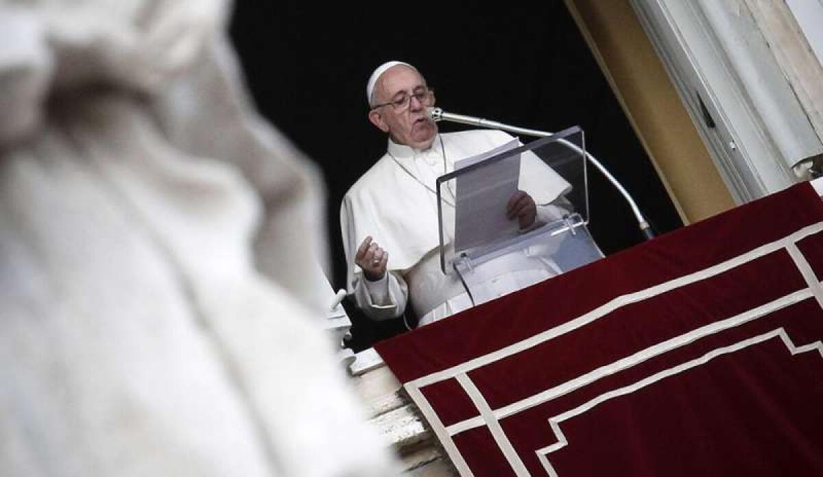 IL PAPA ARRIVA IN RITARDO ALL'ANGELUS; "SONO RIMASTO CHIUSO IN ASCENSORE" - 