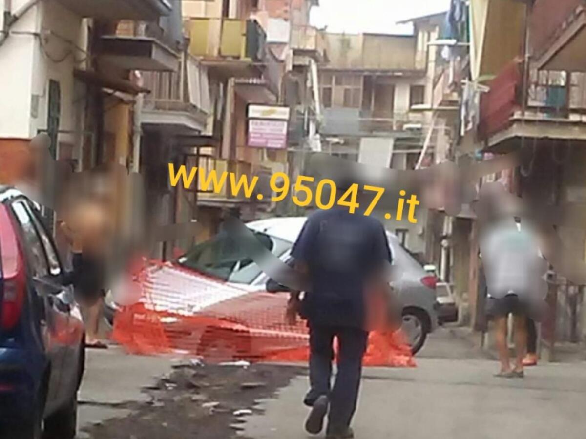 PATERNÒ: AUTO FINISCE DENTRO BUCA IN VIA CARSO - 