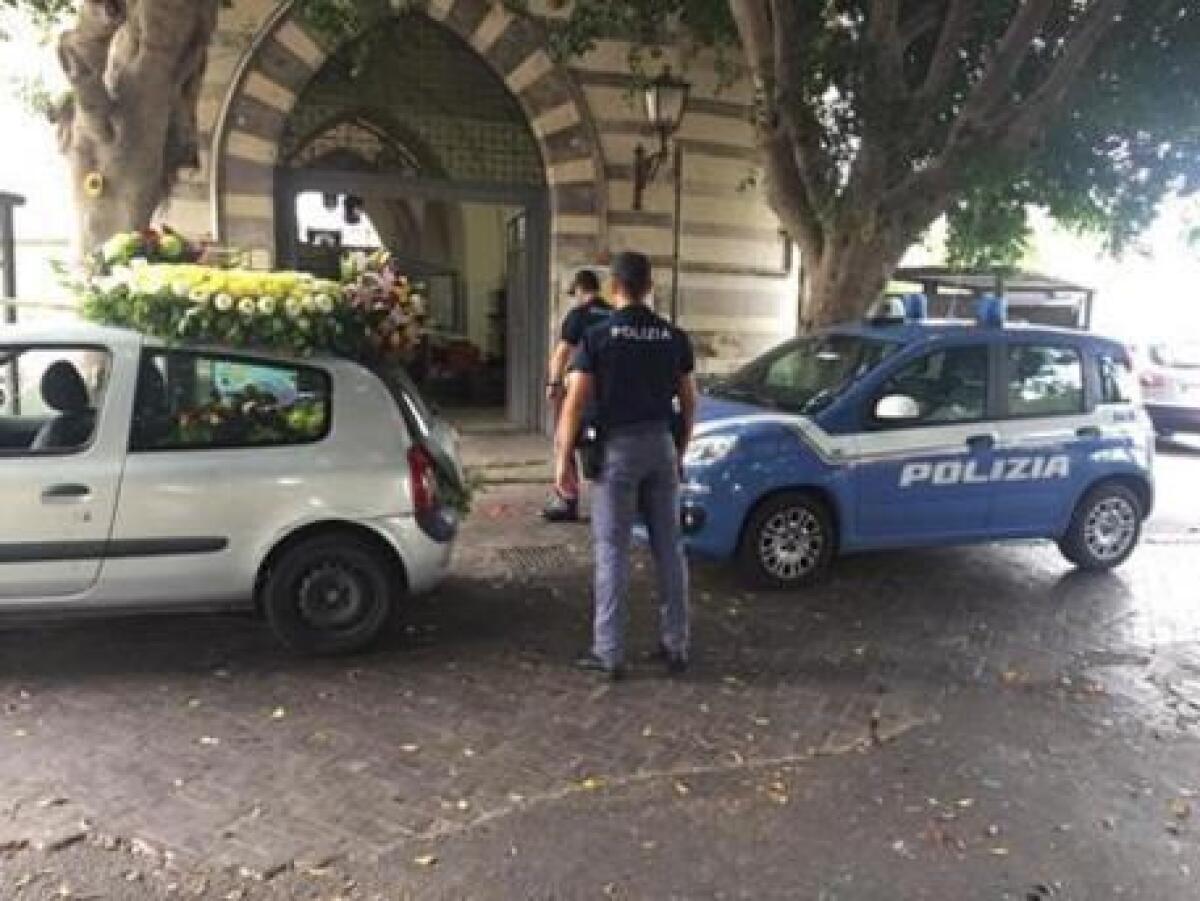 CATANIA, RUBAVA CORONE DI FIORI DALL’OBITORIO E LE RIVENDEVA: ARRESTATO - 