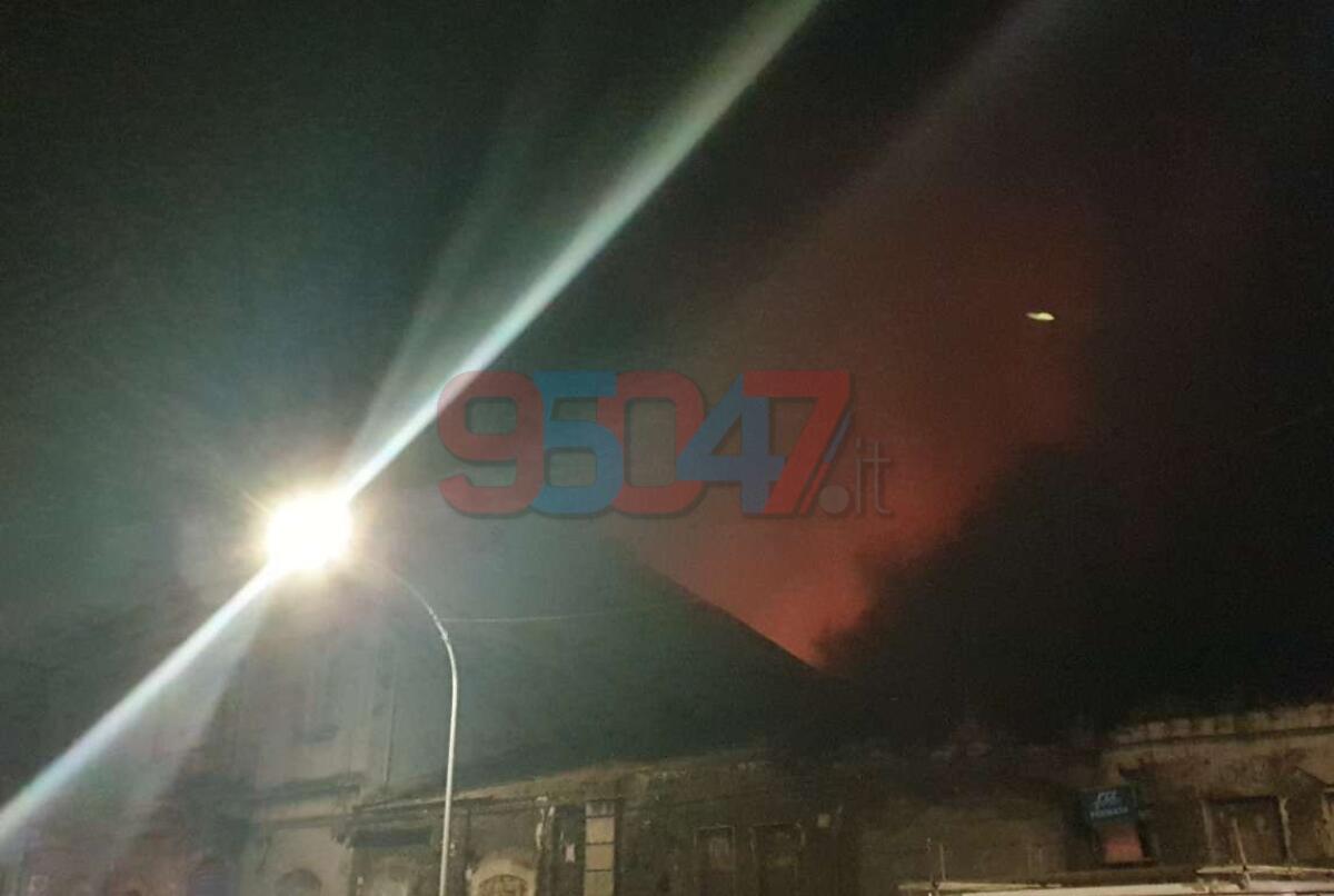 PATERNO': FIAMME NELLA NOTTE IN UN CORTILE, INTERVENTO DEI VVFF - 