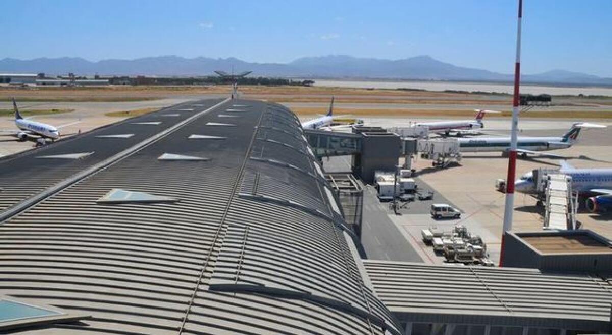 CAGLIARI, PERDONO L'AEREO E LO RINCORRONO IN PISTA: BLOCCATI E MULTATI - 