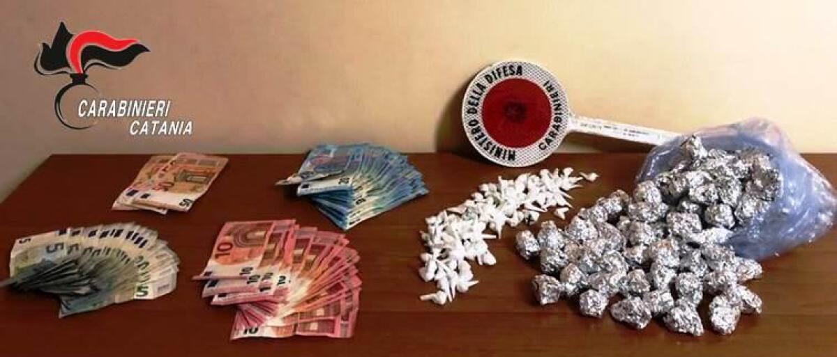 CATANIA. PIAZZAVA “COCA” E “ERBA”  IN VIA USTICA: PUSHER IN MANETTE - 