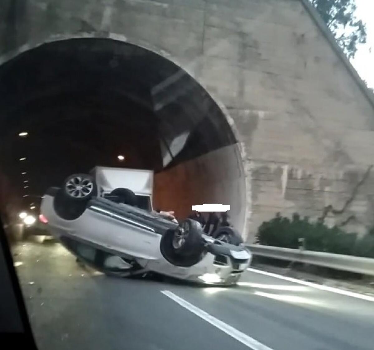 AUTO SI RIBALTA SULL'AUTOSTRADA A18 - 