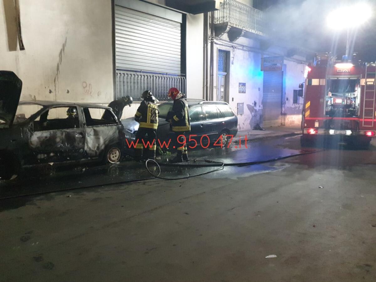 PATERNÒ AUTO IN FIAMME NELLA NOTTE, L’INCENDIO SI È ESTESO ANCHE ALL’AUTO VICINA - 