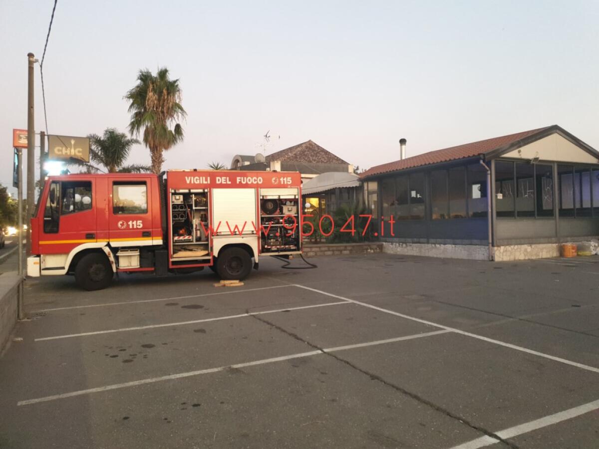 BELPASSO: A FUOCO LOCALE CUCINA DI UNA BAR: INTERVENTO DEI VIGILI DEL FUOCO - 