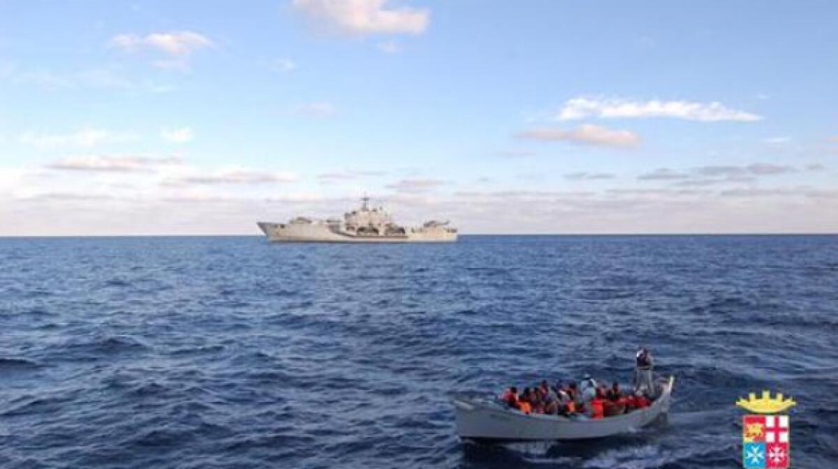 LAMPEDUSA: TUNISINI SBARCANO E VANNO AL BAR A FARE COLAZIONE - 