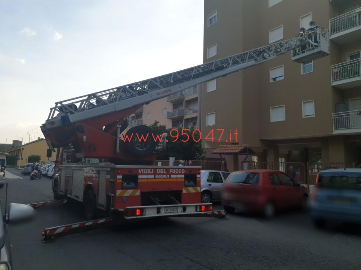 PATERNO': CADE IN CASA E NON RIESCE AD ALZARSI, SOCCORSA DAI VIGILI DEL FUOCO - 