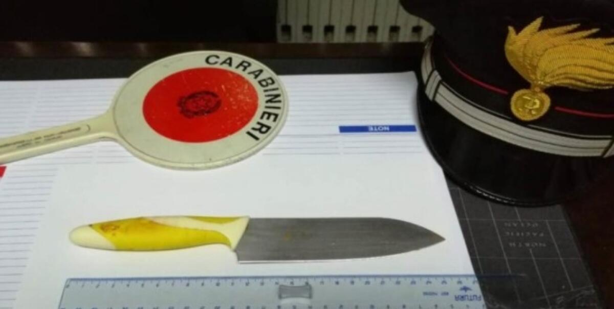 PALAGONIA, SI SCAGLIA CONTRO LA MADRE E ACCOLTELLA UN OPERAIO INTERVENUTO IN DIFESA DELLA DONNA: ARRESTATO - 