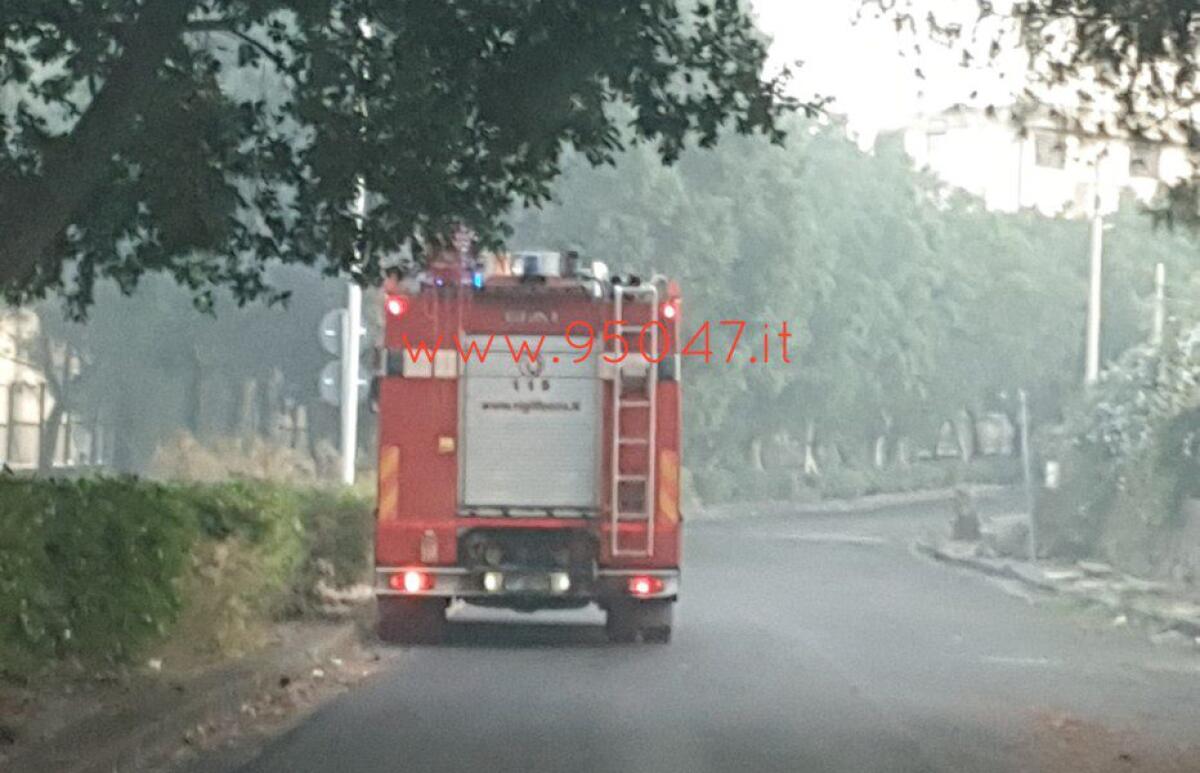 PATERNO': AUTO IN FIAMME IN VIALE KENNEDY - 