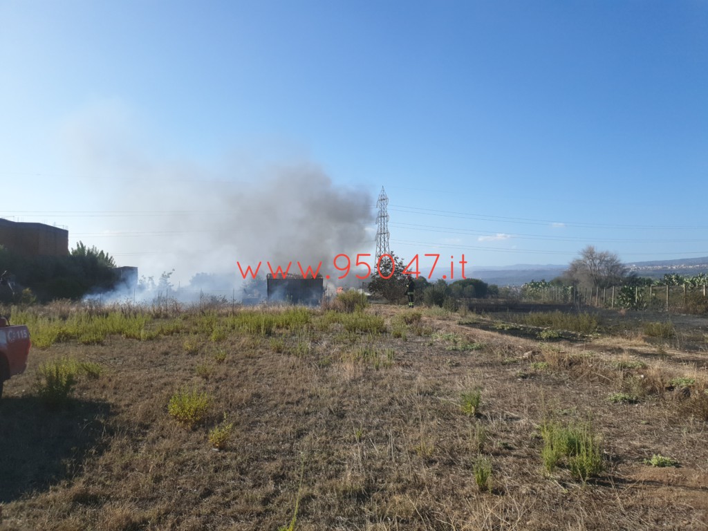 PATERNÒ: AMPIO INCENDIO DI STERPAGLIE A GIACONIA