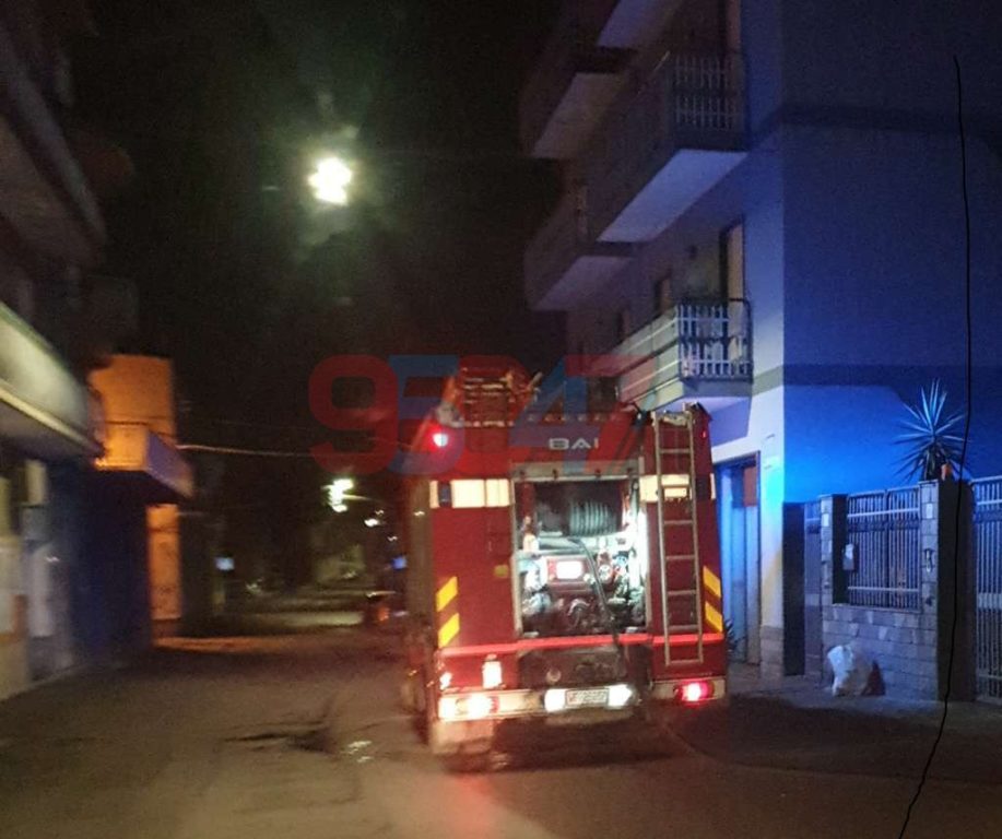 PATERNO': FIAMME NELLA NOTTE IN UN CORTILE, INTERVENTO DEI VVFF