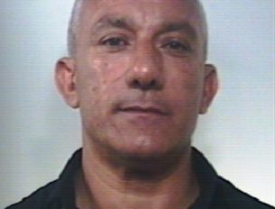 ARMATO DI PISTOLA E COLTIVATORE DI DROGA, BECCATO DAI CARABINIERI NEL CATANESE: ARRESTATO 50ENNE