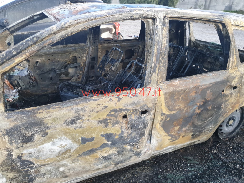 INCENDIO A MOTTA SANT'ANASTASIA: 5 AUTO BRUCIATE NELLA NOTTE, INDAGINI PER DETERMINARE LE CAUSE