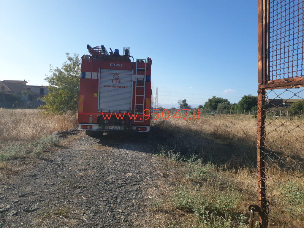 PATERNÒ: AMPIO INCENDIO DI STERPAGLIE A GIACONIA