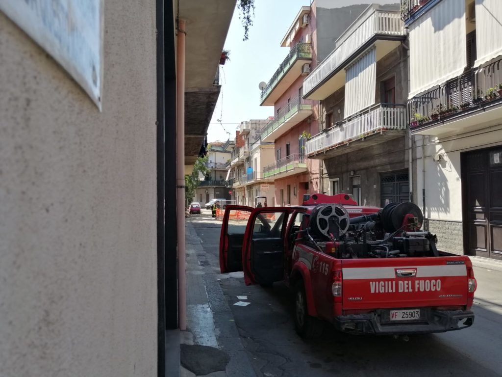 PATERNO' FUGA DI GAS IN VIA CARSO, EVACUATA LA ZONA