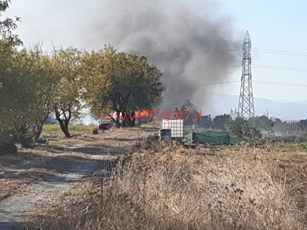 PATERNÒ: AMPIO INCENDIO DI STERPAGLIE A GIACONIA