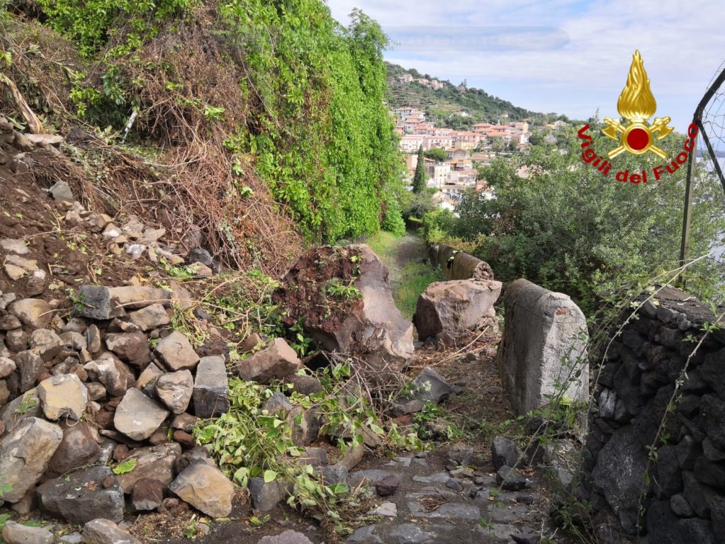 MALTEMPO, CROLLI NELLA TIMPA DI ACIREALE, EVACUATE DIECI PERSONE