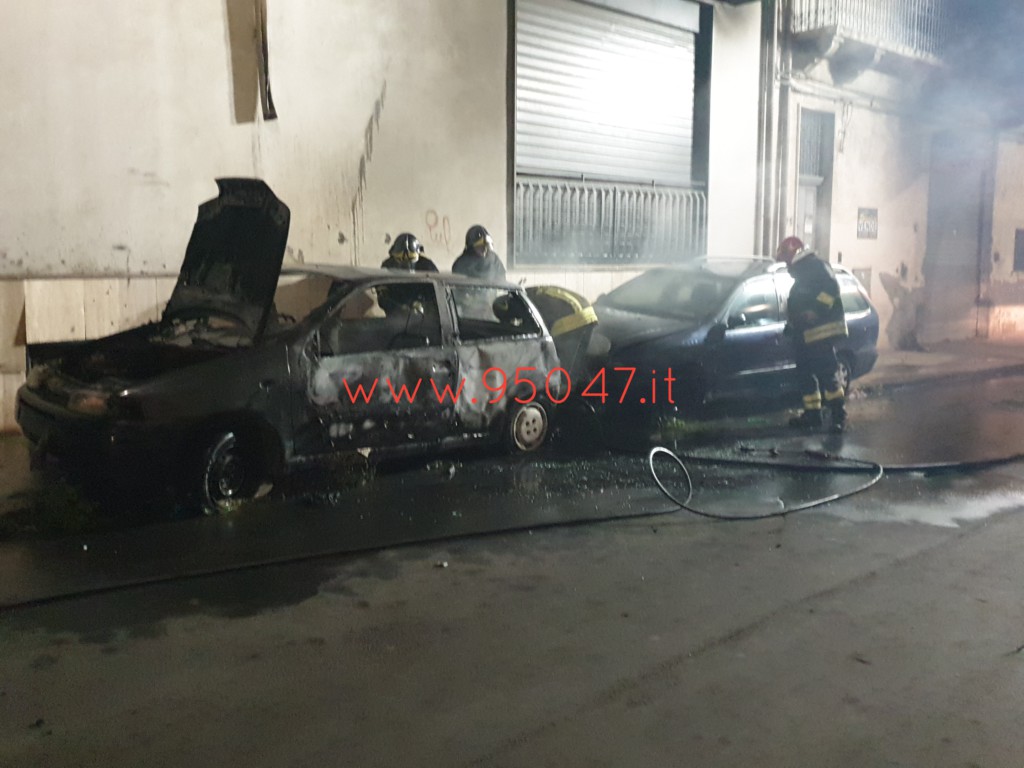 PATERNÒ AUTO IN FIAMME NELLA NOTTE, L’INCENDIO SI È ESTESO ANCHE ALL’AUTO VICINA