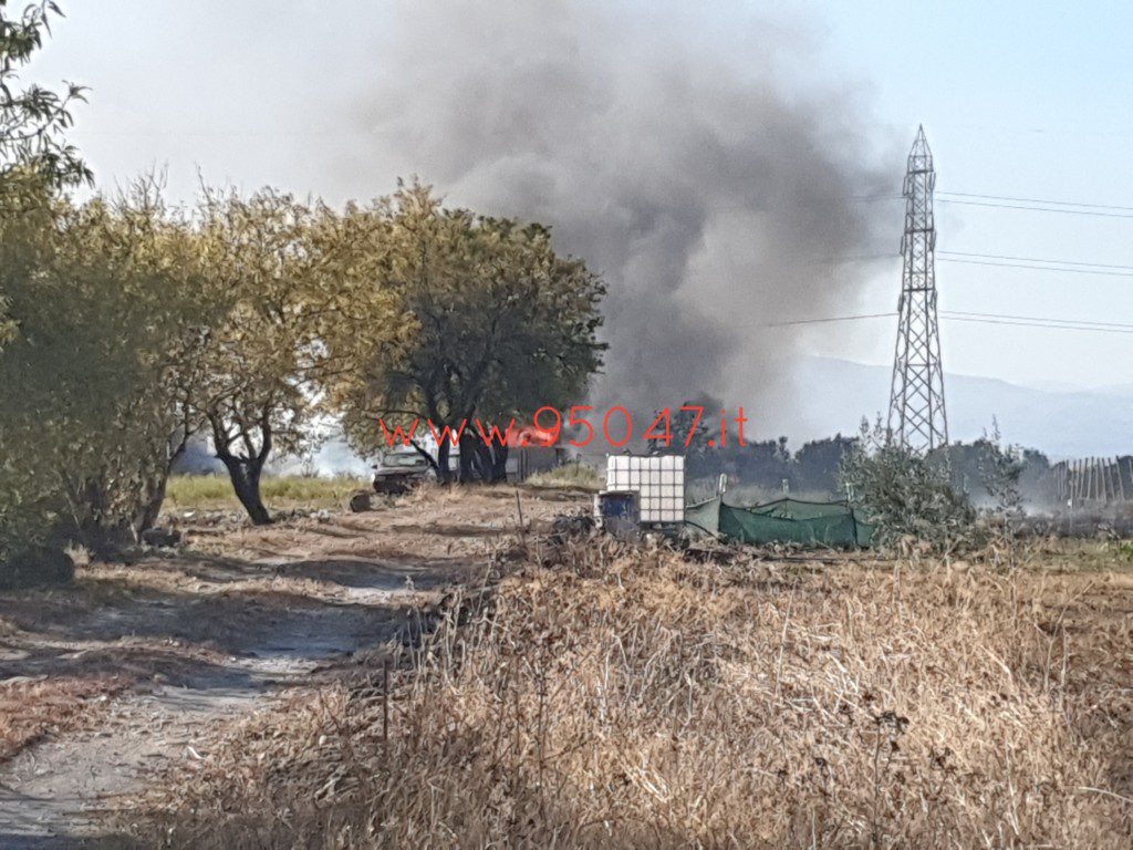 PATERNÒ: AMPIO INCENDIO DI STERPAGLIE A GIACONIA