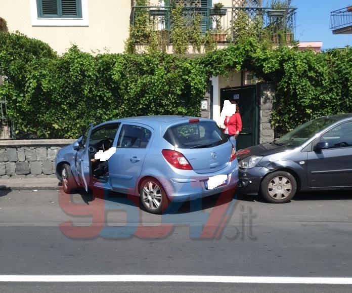 SAN GIOVANNI LA PUNTA: AUTO SI RIBALTA, CONDUCENTE FERITO