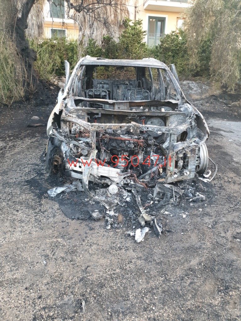 INCENDIO A MOTTA SANT'ANASTASIA: 5 AUTO BRUCIATE NELLA NOTTE, INDAGINI PER DETERMINARE LE CAUSE