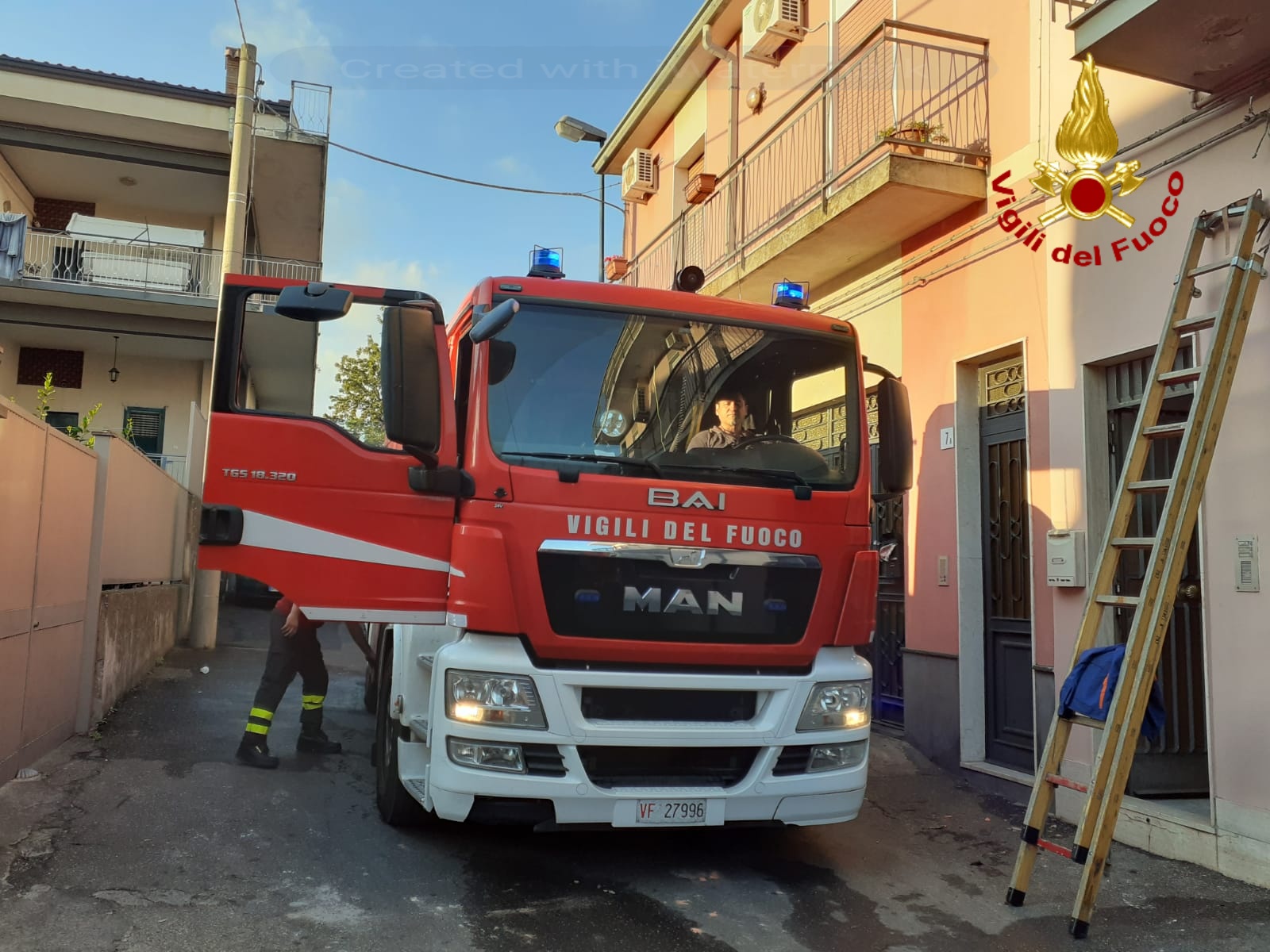 PEDARA: INCENDIO IN UN GARAGE, DOMENICA DI PAURA PER I RESIDENTI IN UNA PALAZZINA