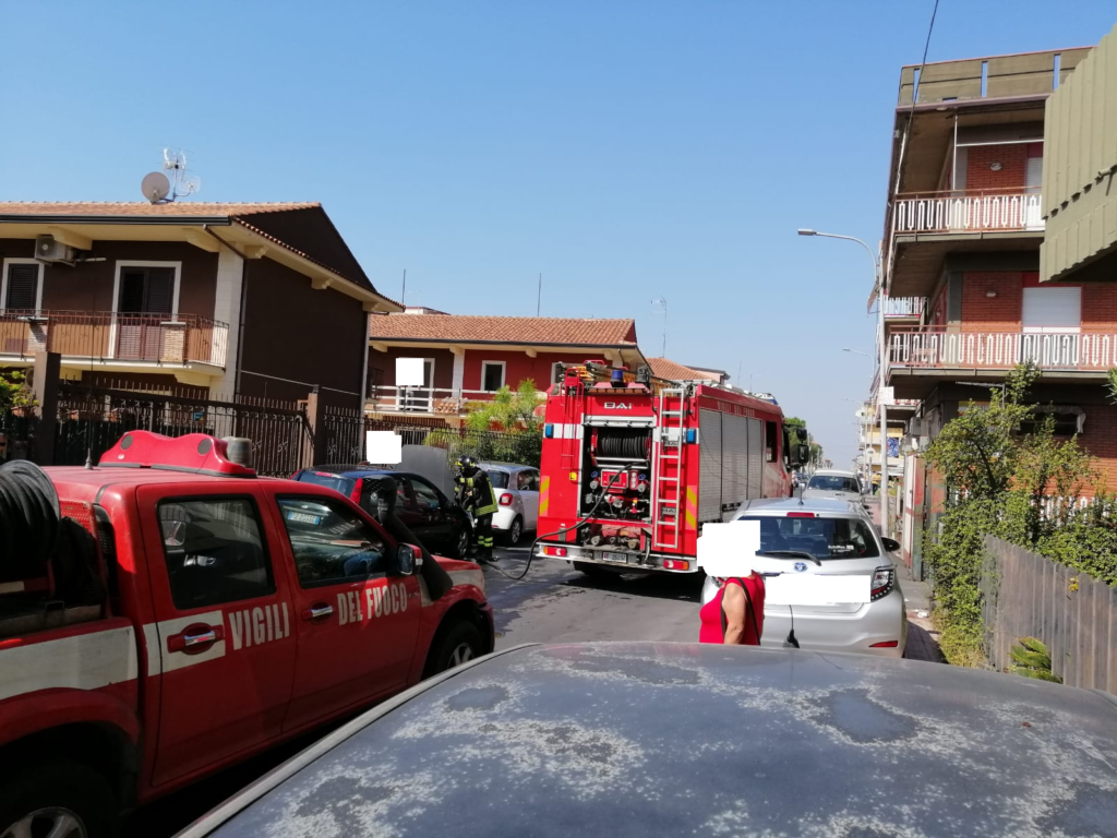 PIANO TAVOLA: PRINCIPIO DI INCENDIO SU AUTO,TEMPESTIVO INTERVENTO DEI POMPIERI EVITA IL PEGGIO