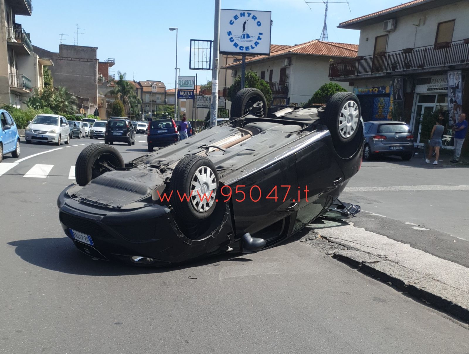 SAN GIOVANNI LA PUNTA: AUTO SI RIBALTA, CONDUCENTE FERITO