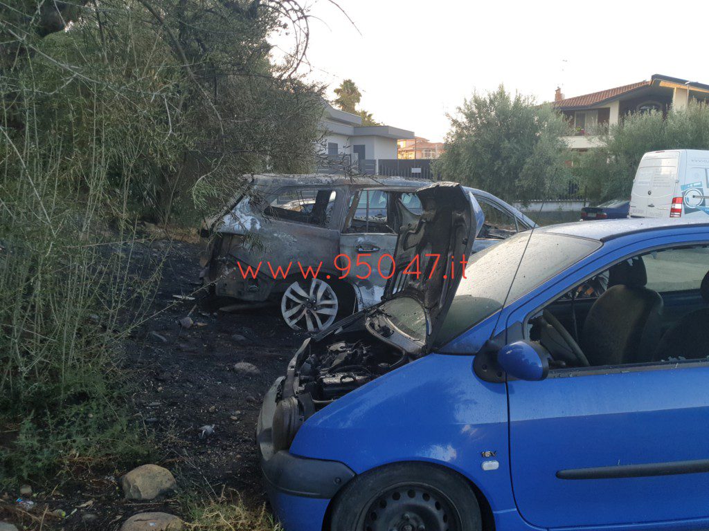 INCENDIO A MOTTA SANT'ANASTASIA: 5 AUTO BRUCIATE NELLA NOTTE, INDAGINI PER DETERMINARE LE CAUSE