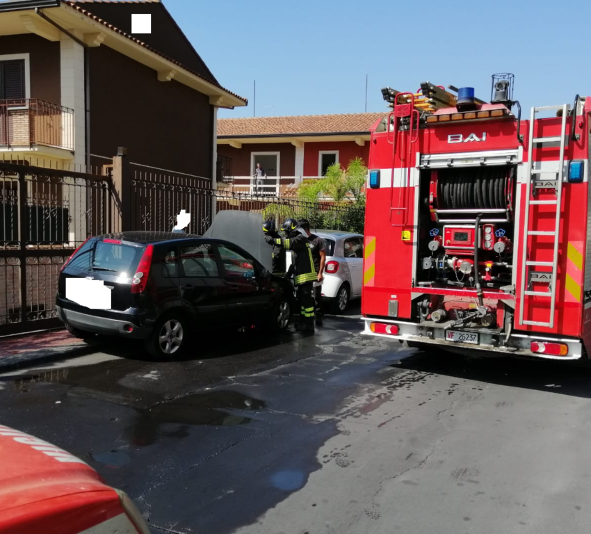 PIANO TAVOLA: PRINCIPIO DI INCENDIO SU AUTO,TEMPESTIVO INTERVENTO DEI POMPIERI EVITA IL PEGGIO