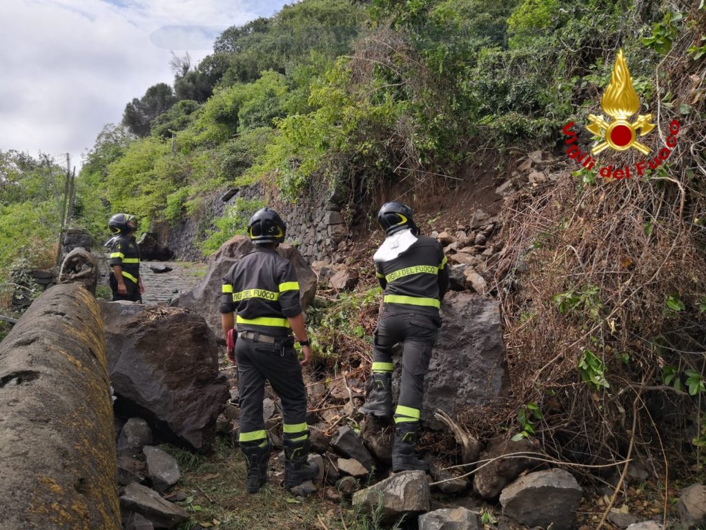 MALTEMPO, CROLLI NELLA TIMPA DI ACIREALE, EVACUATE DIECI PERSONE