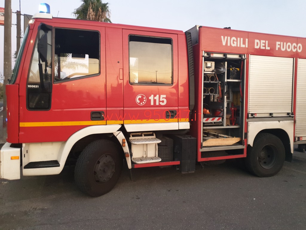 BELPASSO: A FUOCO LOCALE CUCINA DI UNA BAR: INTERVENTO DEI VIGILI DEL FUOCO