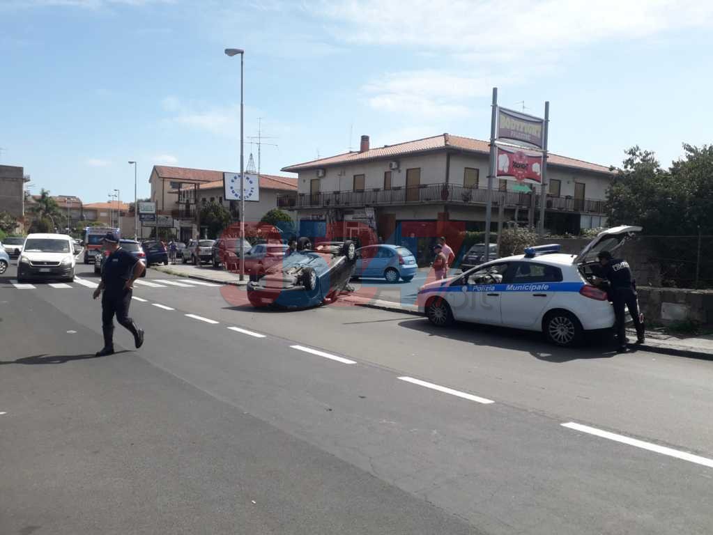 SAN GIOVANNI LA PUNTA: AUTO SI RIBALTA, CONDUCENTE FERITO