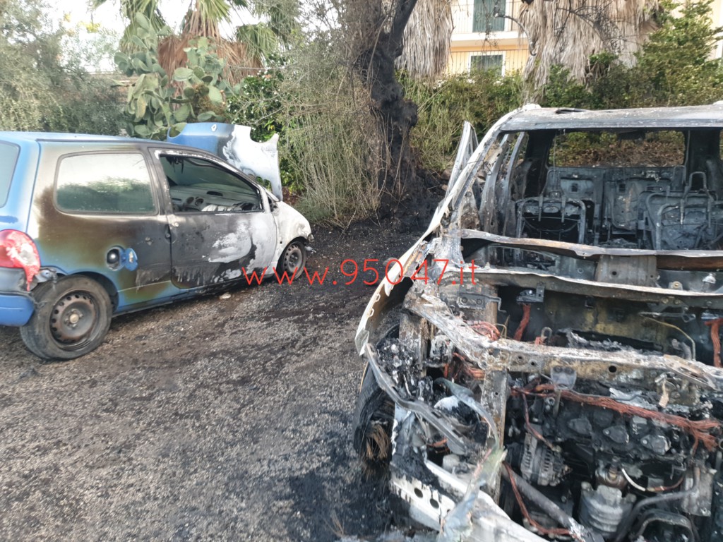 INCENDIO A MOTTA SANT'ANASTASIA: 5 AUTO BRUCIATE NELLA NOTTE, INDAGINI PER DETERMINARE LE CAUSE