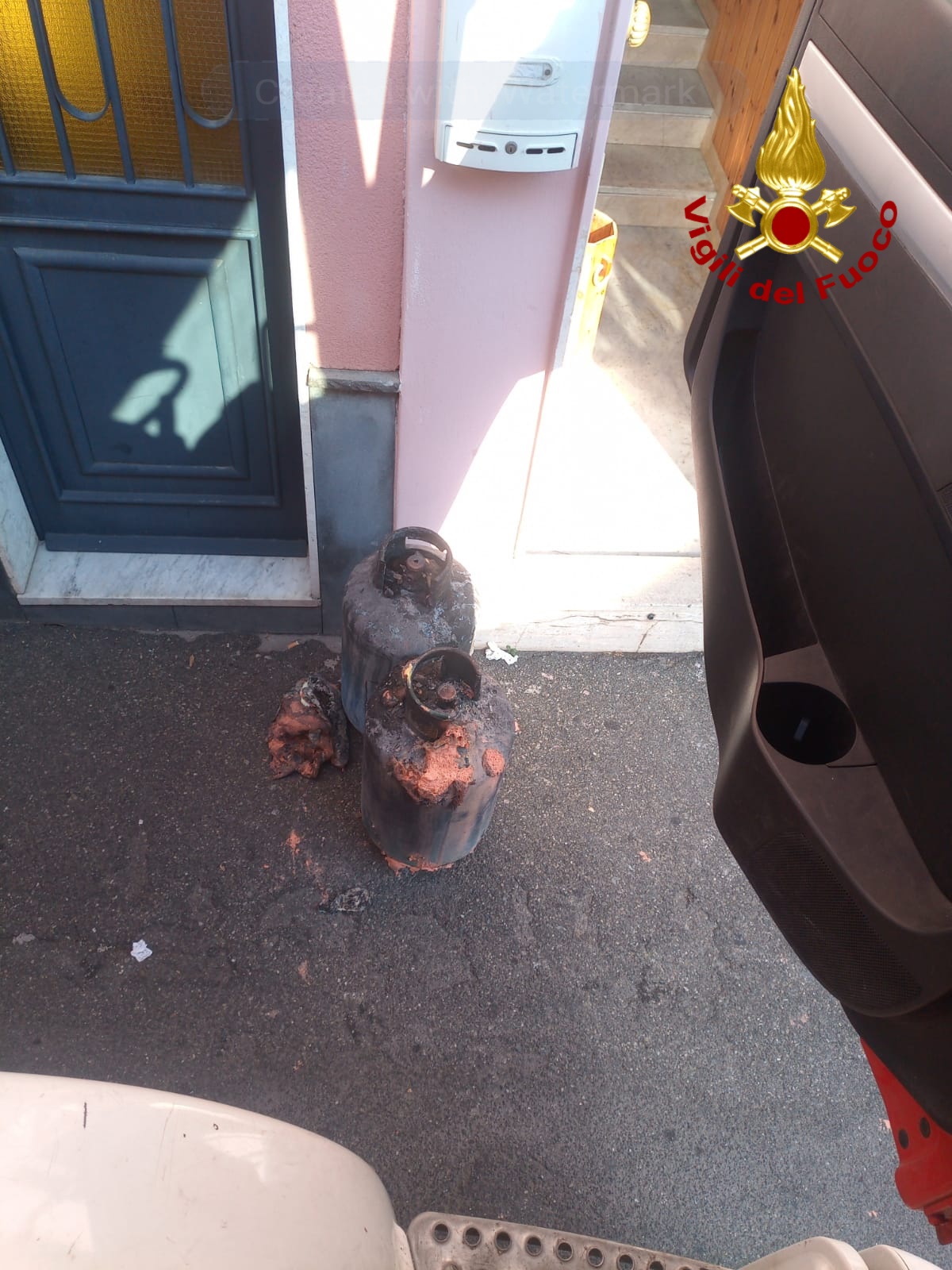 PEDARA: INCENDIO IN UN GARAGE, DOMENICA DI PAURA PER I RESIDENTI IN UNA PALAZZINA