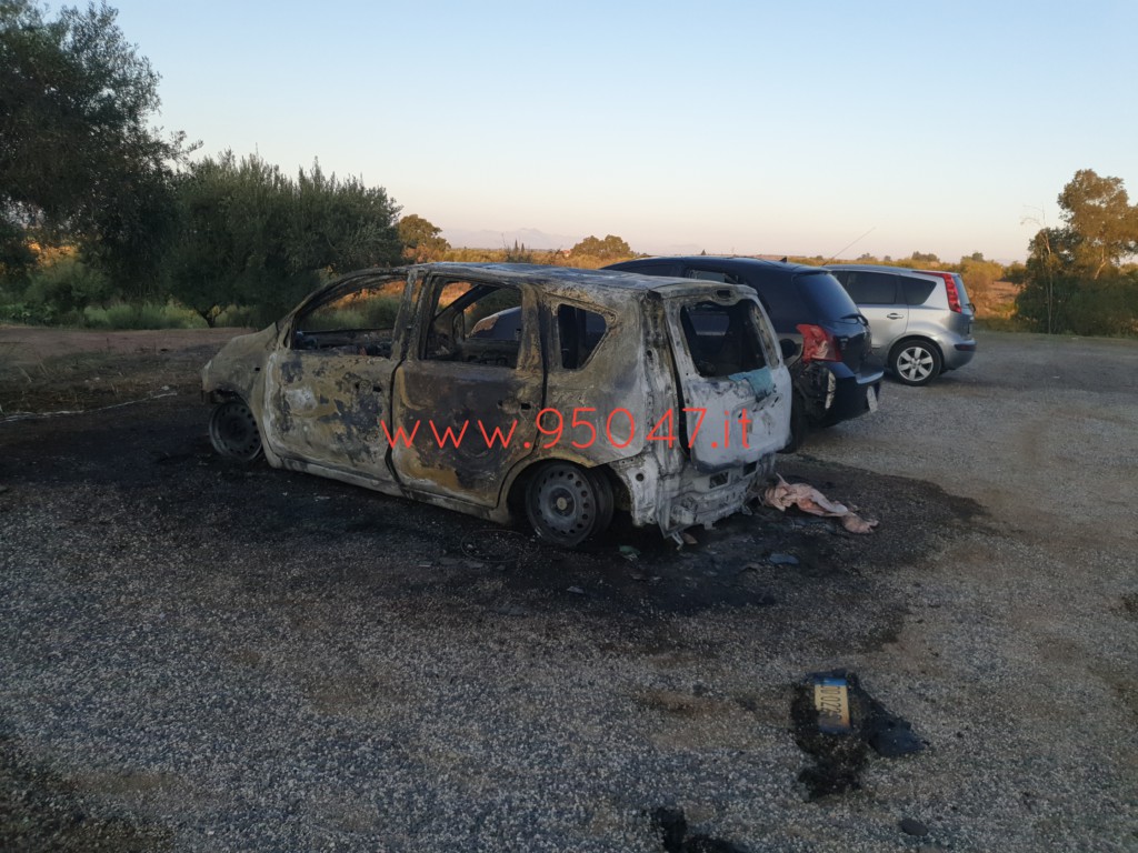 SETTE AUTO INCENDIATE NELLA NOTTE TRA PATERNO' E MOTTA SANT'ANASTASIA - LE FOTO